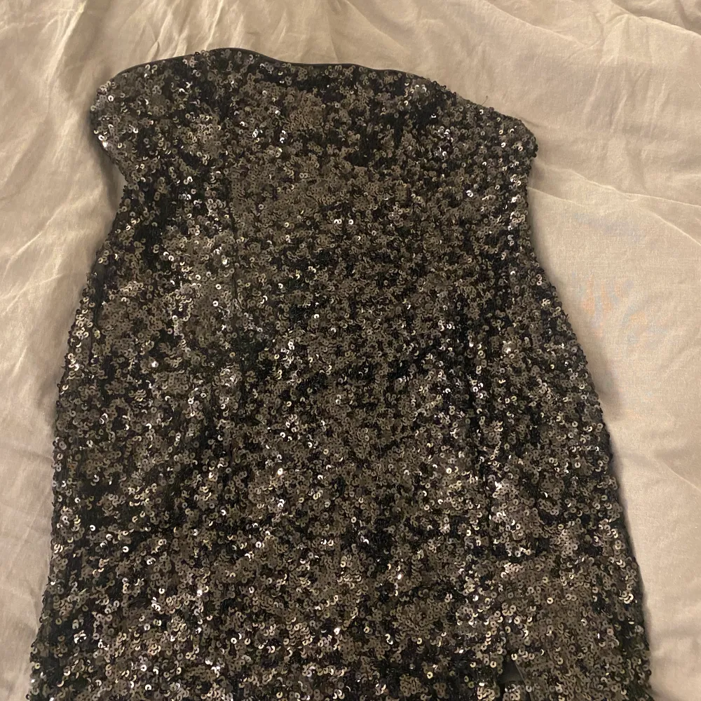 Säljer denna super fina klänning som tyvärr bara kom till användning för mig på nyår! Den är iprincip oanvänd! Nypris på denna var 399kr. Klänningar.