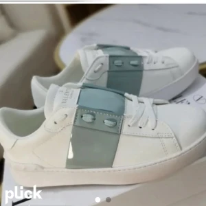 Valentinoskor  - Kom inte in på mitt förra konto så lägger ut här igen, det är valentinos som e nästan helt nya använt ca 5 gånger och jag har tvättat de. Köpte av en tjej här på plick för 4700 och därför av priset nu, jag står även för frakten😊