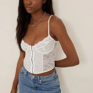 Vit korset  - Vit spets korset från NA-KD i storlek xs. Finns ej att köpa längre. I fint skick!!💕