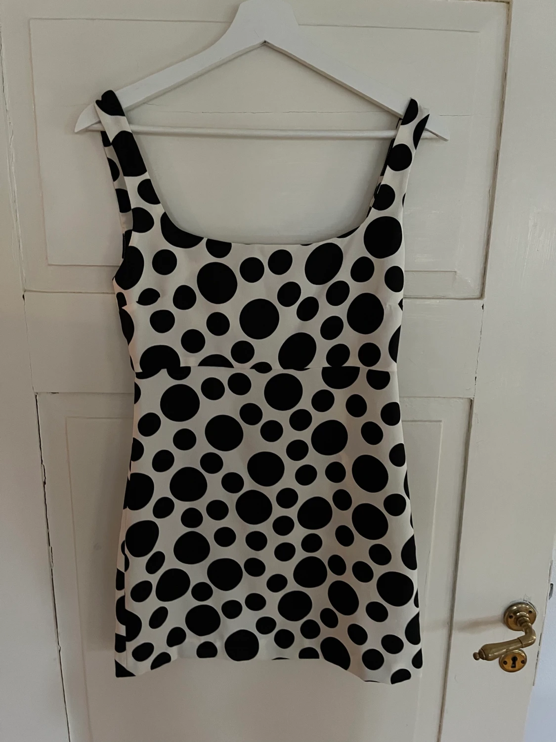 Prickig klänning med djup rygg