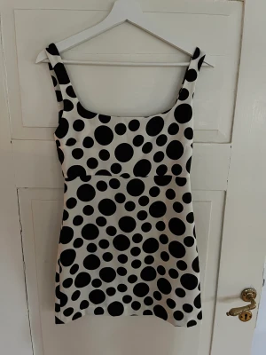 Prickig klänning med djup rygg - Söt, prickig, kort klänning med djup rygg från Zara. Endast prövad med prislapp kvar på.