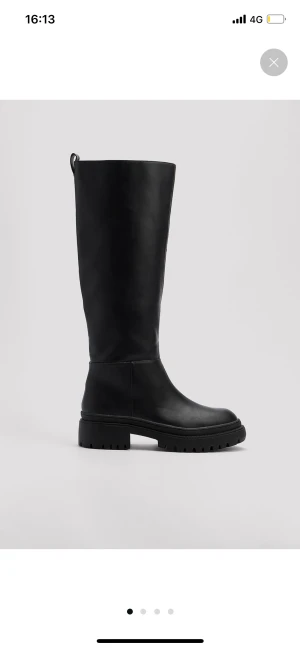 Boots - Säljer dessa boots från NA-KD då jag inte använder dem. De är använda två gånger. Köpta för 799kr säljer för 600kr +frakt💕