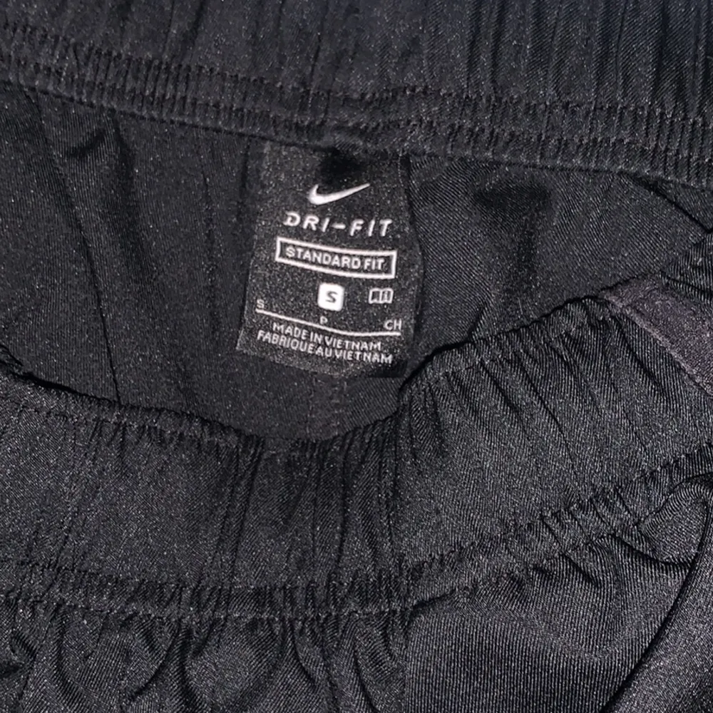 Svarta Nike byxor  Häftiga och sköna Man storlek (S). Jeans & Byxor.