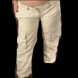 Cargo byxor - Super snygga krämvita vide legg cargo byxor Sudda till lågmidjat Tryck på köp nu❗️ Förhandla pris går  