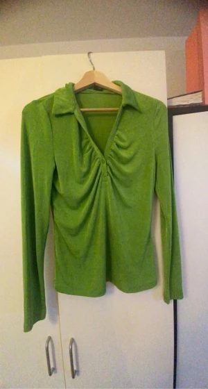 Grön tröja  - Använde få gånger men den är lika bra som ny 