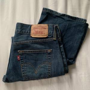 ❗️LÅNADE BILDER ❗️Lågmidjade levis jeans i modellen Eve, köpta här på plick men de passade tyvärr ej.