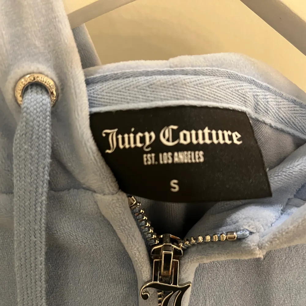 Juicy Couture Tröja i bra skick! Ljusblå. I storlek S men passar mig som är xxs! . Tröjor & Koftor.