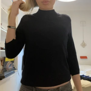 Mörkblå zara topp - Jätte fin stickad, mörkblå trekvartsärmad zara topp i bra skick