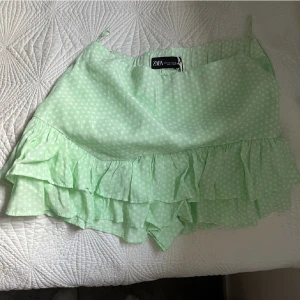 Grön Zara kjol - Grön zara kjol med shorts under. Storlek M men liten i storleken. Nyskick. 140 kr. Nypris 259