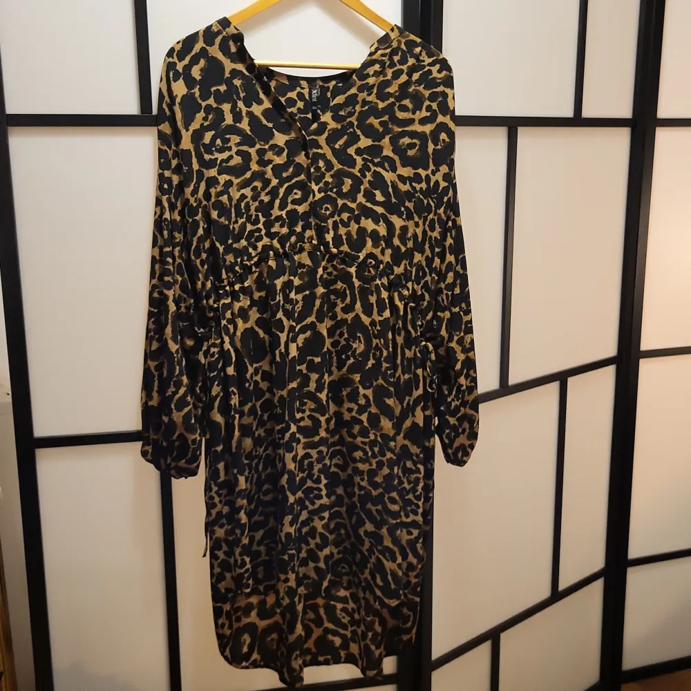Leopardmönstrad klänning i strl 3XL från KappAhl. Nyskick. Endast använd en gång.  Finns snörning i sidorna man kan dra åt. . Klänningar.