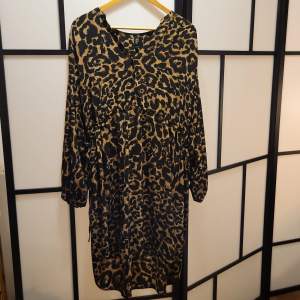 Leopardmönstrad klänning i strl 3XL från KappAhl. Nyskick. Endast använd en gång.  Finns snörning i sidorna man kan dra åt. 