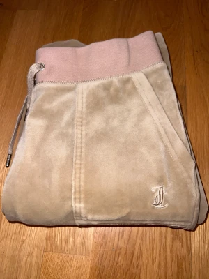 Del Ray Classic Velour Pant - Beige  Fint skick   🫶🏽✨✨✨Kom med förslag 