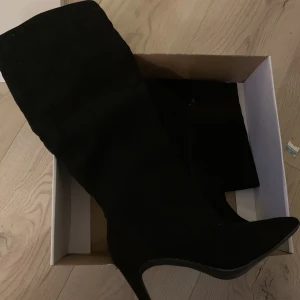 Boots från nelly  - Säljer dessa helt oanvända boots från nelly i modellen ”Red alert boot”, slutsåld i alla storlekar 🙈 endast testade men aldrig använda 😝Nypris 799 kr 