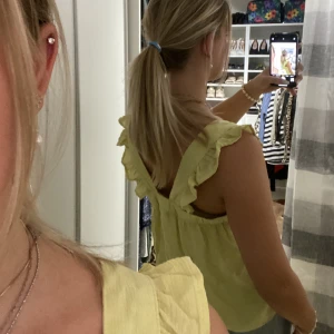 Gul topp  - Säljer denna fina gula toppen som tyvärr inte kommer till användning! 