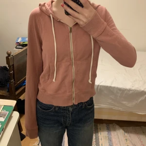 Snygg zip-up hoodie - Säljer denna snygga zip-up hoodie. Inga tecken på användning och skönt material. Bara att höra av sig om du undrar något🥰