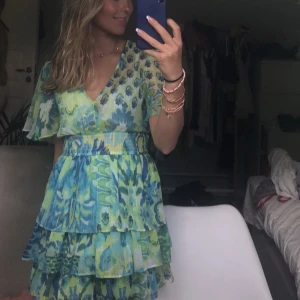 Klänning  - Säljer min superfina klänning från zara endast andvänd ett fåtal gånger under sommaren!  Kan mötas i Stockholm💗