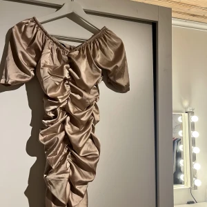 Beige satin ryschad bodycon - Väldigt fin och romantisk kläning som upplyfter ens kurvor, använd fåtal gånger, säljer den pågrund av att den är för liten för mig nu 
