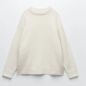 Zara stickad tröja - Säljer nu denna otroligt sköna stickade tröja ifrån zara, köpt i julas men mycket sparsamt använd. Använd ca 3 gånger. Storlek: M, köparen står alltid för frakten💕