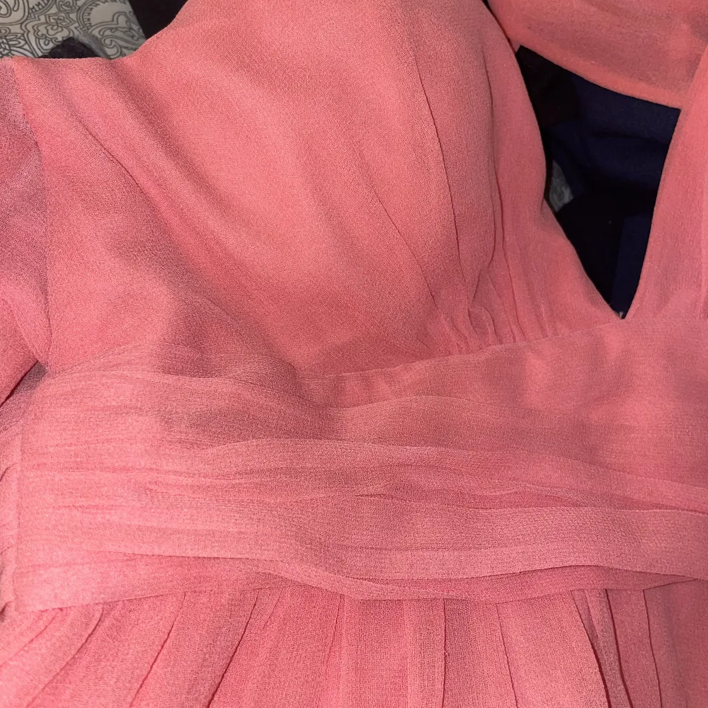 Säljer en helt ny jätte fin längklänning från Nelly. Storlek 38. Den är mer rosa i verkligheten, kolla sista bilden så ser ni den riktiga färgen på klänningen. . Klänningar.