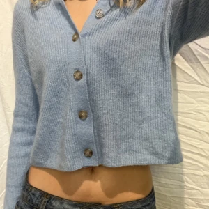 & Other Stories Kofta - Lite croppad ljusblå kofta från & Other Stories❤️❤️ Inga fel på den är bara för liten