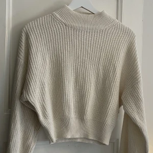 Vit stickad tröja croppad - En jättesöt vit stickad tröja som är croppad! 💘 Hur gullig som helst och sitter jättefint. Superfin till ett par jeans, kostymbyxor eller kjol. Har bara använts två gånger och kommer tyvärr inte till användning längre 💘