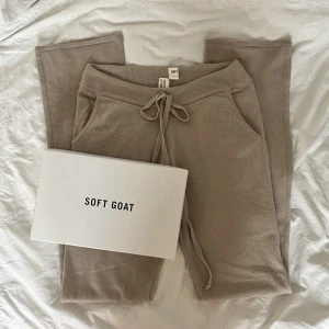 Soft goat mysbyxor!  - Så fina mysbyxor från Soft goat som är i nyskick, fick dom i julklapp men tycker att dom är alldeles för tighta på mig därav har jag inte använt dom❤️ Nypris runt 2300kr, färgen finns inte kvar på hemsidan men andra bilden visar hur den modellen sitter på❤️