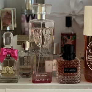 Victoria’s Secret angel body mist - Säljer min Victoria’s Secret Angel bodymist i original förpackning! Doften har utgått & går inte att få tag på någonstans!🥰(därav priset) köpt för några år sedan men doftar fortfarande så starkt! Kvinnlig, kryddig & mer lik en parfym, håller HELA DAGEN!💕