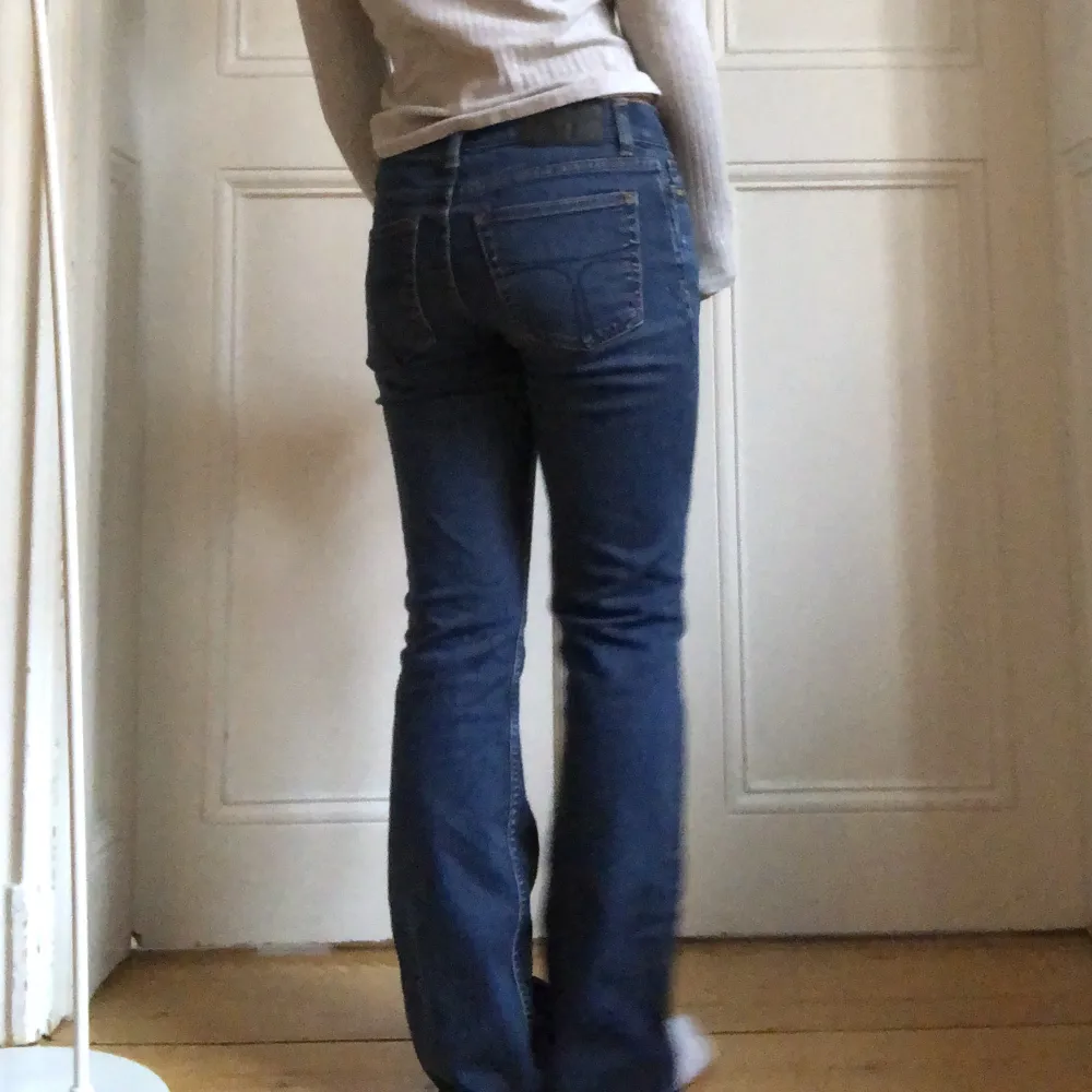 Lågmidjade jeans från Tider of Sweden i jättebra skick!  Midjemått: 81cm  Innerbenslängd: 75cm Frakt 64kr. Jeans & Byxor.