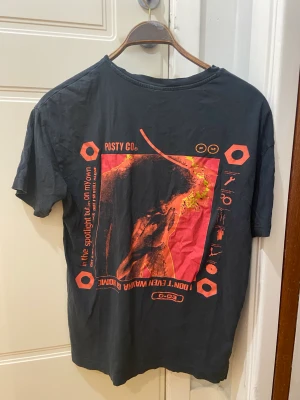 T-shirt - T-shirt från H&M, tryck Post Malone. Storlek XS men passar S.