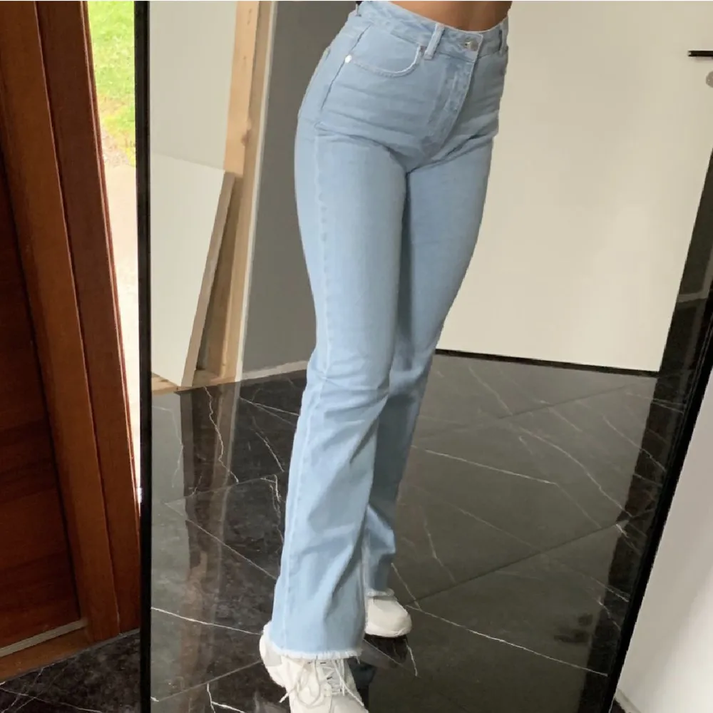 Säljer dessa snygga jeans med slits från en av Hanna schönbergs kollektioner med nakd🫶🏻 Används ej längre och är i toppen skick🥰 Perfekt längd på mig som är 173! Storlek 36, hur fina som helst❤️Frakt betalas av köparen. Jeans & Byxor.