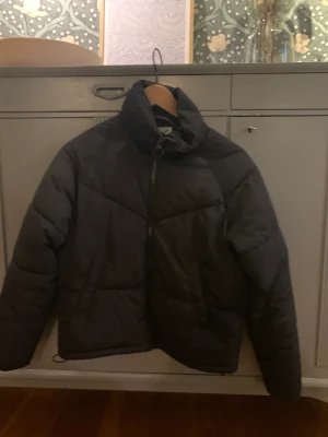 Fin vinterjacka till barn - En fin jacka som köptes vintern 2018. Denna jackan är väldigt varm och snygg. Modellen har ingen luva på sig. Skit skön och hatar att jag har väckt ur den😩😢