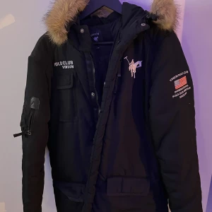 Vinterjacka Poloclub - En tjock vinterjacka från poloclub. Har en pälshuva som värmer