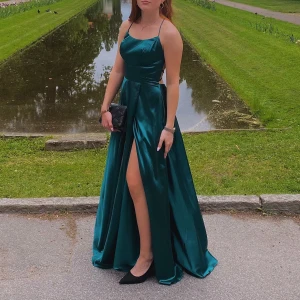 balklänning - Säljer nu min älskade balklänning!! Använd vid endast ett tillfälle och skicket är som nytt❤️‍🔥 Klänningen är måttbeställd ifrån Ivory Field men passar allt från en xs till m! (jag bär vanligtvis s) För mer info angående mått eller fler bilder, skriv privat🥰