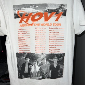 Hov1 merch t-shirt - Säljer min hov1 ”around the world tour” t-shirt, sparsamt använd så i fint skick, spårbar frakt tillkommer 