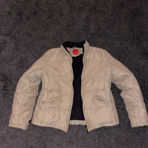 jacka  - står att det är en L men sitter på mig som en s och är 188cm