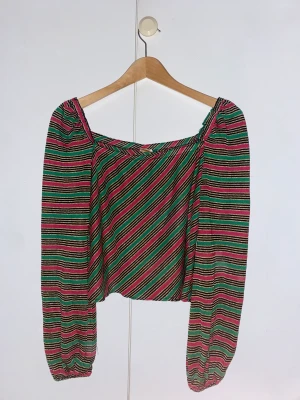 randig glitter topp - säljer en skitsnyggrosa, grön och svart randig glitter topp. den är i jättebra skick och knappt använd