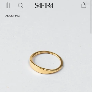 Alice ring safira 24 k guldplätering - Säljer pga inte kommit till användning. Den har använts kanske 4 gånger men helt felfri. Har ingen gravyr! Slutsåld, nypris 500 kr 🌷