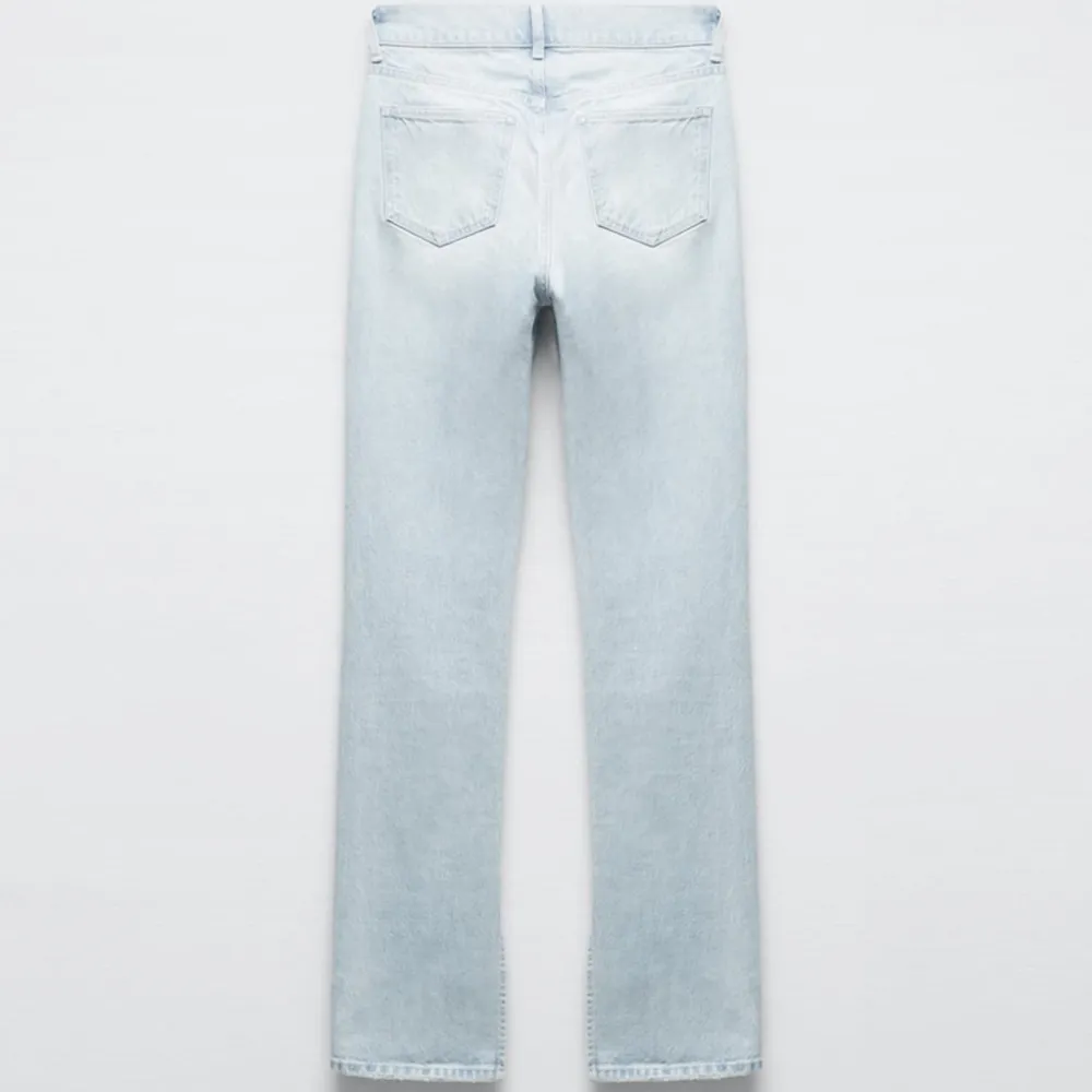 Säljer dessa Zara jeans i storlek 36 p.g.a jag har 2 par, och därav har den ena aldrig kommit till användning. Jeansen har slits där nere och är low rise! ❤️‍🔥Skriv för fler bilder (tror ej jag har några bilder med jeansen på!). Jeans & Byxor.