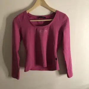 Långärmad rosa tröja med rhinestones på. Älskat verkligen denna❣️ Obs tröjan har ett pyttelitet hål i armhålan som jag visar på tredje bilden, men det är inget som stör enligt mig💓