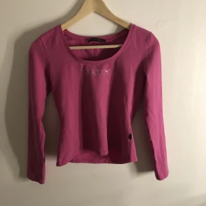 Långärmad tröja - Långärmad rosa tröja med rhinestones på. Älskat verkligen denna❣️ Obs tröjan har ett pyttelitet hål i armhålan som jag visar på tredje bilden, men det är inget som stör enligt mig💓