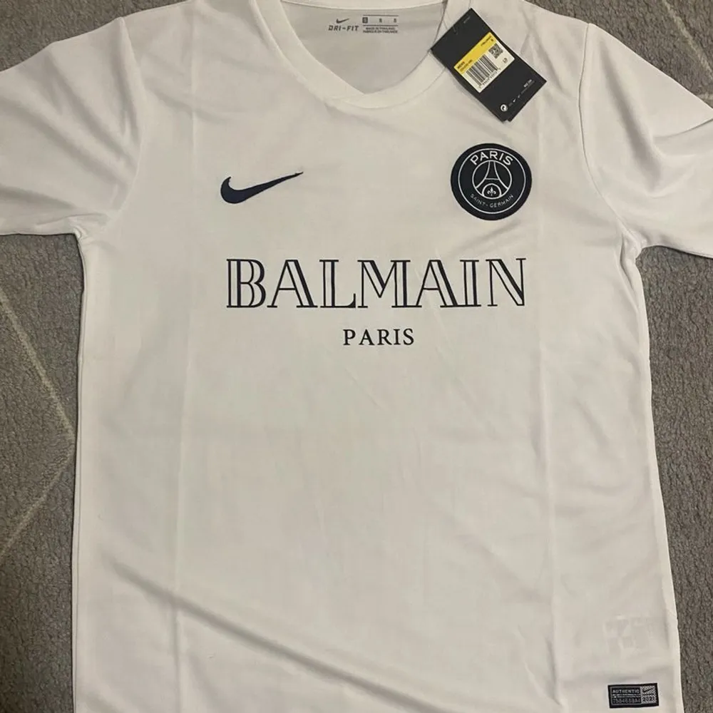 Säljer en helt ny samt oöppnad psg X balmain t shirt i vit, storlek M och S.  Vid frågor och svar hör gärna av er!. Tröjor & Koftor.