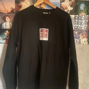 Veronica Maggio sweatshirt  - Officiel Veronica Maggio merch! En svart sweatshirt i bra skick då den knappast är använt, storlek M