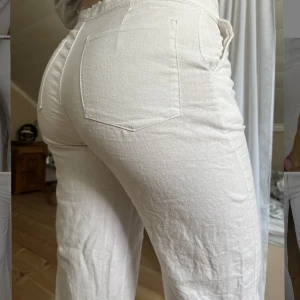 Linnebyxor  - Snygga lågmidjade linnebyxor i strl 36. Köpta second hand. Säljer då de är lite för små och korta för mig. Jag är 174 cm. Superfint skick, inga fläckar eller slitningar. Köpare står för frakt❤️