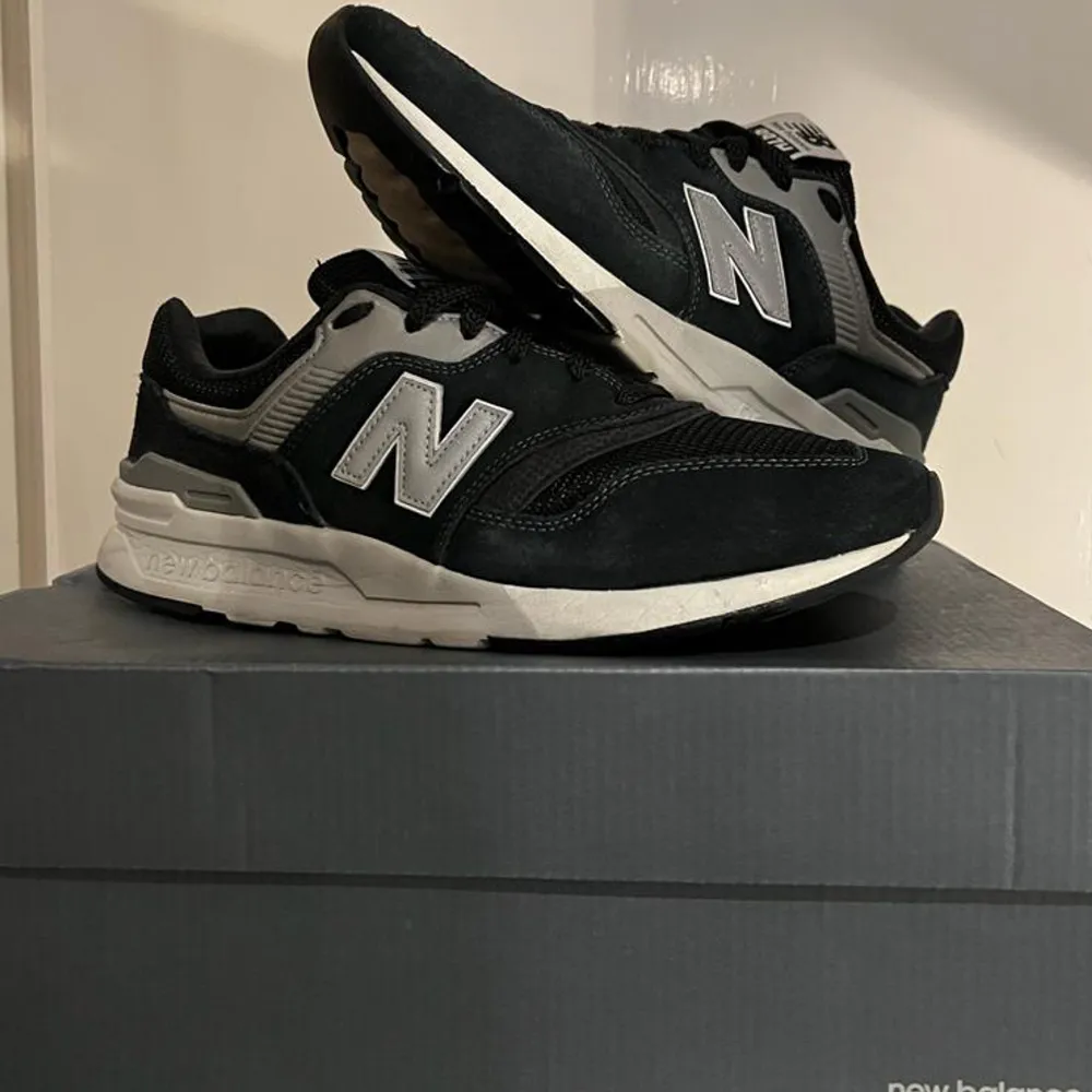 Navy blåa och gråa new balance skor i bra skick. Använda men väldigt sparsamt. Orginal kartong följer med såklart. Storlek 42,5. Skor.