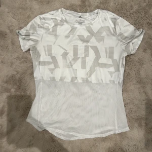 Tränings t shirt  - Mesh tyg där nere, extremt skön och luftande 