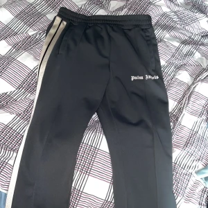 Palm angels byxor  - Säljer nu mina palm angels byxor, då jag ska köpa annat, dem är i 9/10, använda fåtal gånger Storlek L, kom privat för mer info 