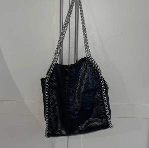 Tiamo väska  - Säljer denna tiamo väska, köpt på plick. Färg svart💖 (Lånade bilder) 