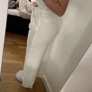 Linnebyxor zara  - Linnebyxor från zara!!! Älskar dessa men är lite för korta för mig😭 (är 173). Sitter sjukt fint och materialet är 🤌