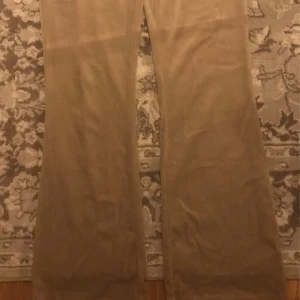 Mjukis byxor  - Mjukis byxor. Jätte sköna och fin färg.  Snöret finns men sitter inte i byxorna men kan sättas fast . Finns matchande kofta till byxorna