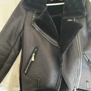 Jacka - Säljer denna jacka då den inte kommer till användning. I bra skick, storlek 36. 